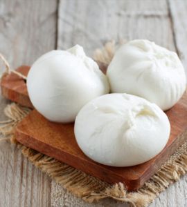 La differenza tra mozzarella e burrata: due formaggi freschi a pasta filata a confronto